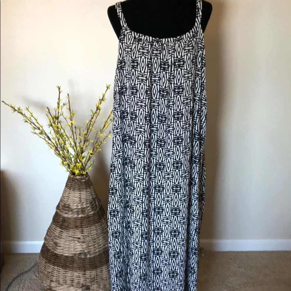Ava & Viv Black and White Maxi Dress - Picture 1 of 4
